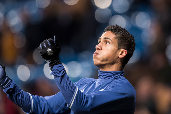 Trung vệ Raphael Varane (Real Madrid - 1993): Vài năm nữa, vị trí chỉ huy hàng hậu vệ của "Gà trống" chắc chắn sẽ thuộc về ngôi sao đang chơi cho Real. Tiếp xúc với môi trường bóng đá đỉnh cao từ khi còn là một cầu thủ tuổi teen giúp đẳng cấp của Varane vượt trội so với các trung vệ đồng trang lứa. tuyen phap co the ra san voi doi hinh 9x o world cup 2018