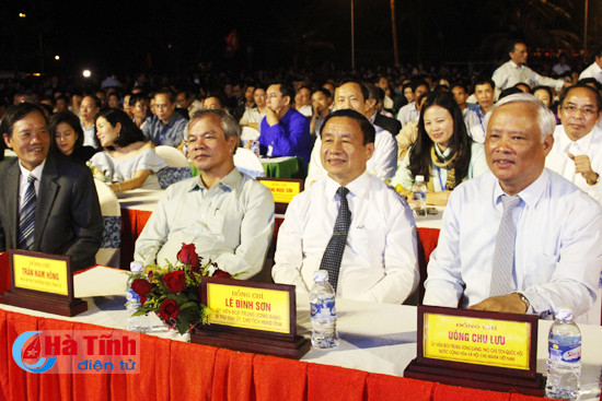 xuan thanh bien hat chinh thuc khai truong mua du lich bien ha tinh