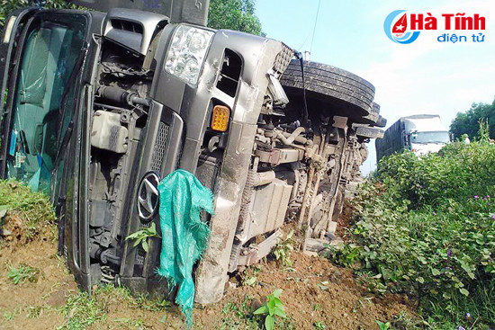 tai xe ngu gat xe lat xuong muong