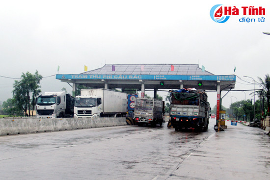 giam 100 phi qua cau rac cho nguoi dan huyen ky anh cam xuyen