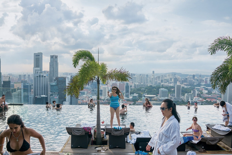 Trong 3 thập niên nắm quyền tại Singapore, cố thủ tướng Lý Quang Diệu luôn lo lắng việc tiềm năng của Singapore bị khóa chặt bởi diện tích của nó. "Trong một thế giới cá lớn nuốt cá bé, còn cá bé thì ăn lại tôm tép, Singapore phải trở thành một con tôm có độc", ông nói. Trên khắp Singapore là những công trình xây trên các phần đất được bồi đắp: Trung tâm Tài chính Vịnh Marina, sân bay Changi... Trong ảnh, hồ bơi trên tầng 57 của khách sạn Marina Bay Sands, nơi được xây dựng trên một phần đất mở rộng. cong cuoc lap bien mo dat cua singapore