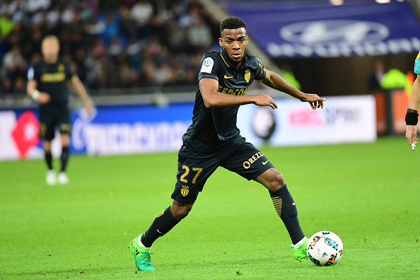 Chạy cánh Thomas Lemar (Monaco - 1995): Sao trẻ người Pháp đặt dấu giày trong 20 bàn thắng sau 41 lần ra sân cùng Monaco mùa giải năm nay, qua đó đẩy giá trị của bản thân lên thành 26 triệu bảng. Barcelona, Chelsea và Arsenal là những "đại gia" đang theo đuổi cầu thủ tấn công sinh năm 1995. tuyen phap co the ra san voi doi hinh 9x o world cup 2018