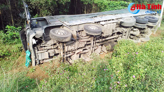 tai xe ngu gat xe lat xuong muong