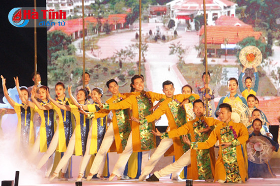 xuan thanh bien hat chinh thuc khai truong mua du lich bien ha tinh