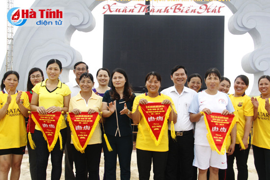 hap dan giai keo co mung khai truong du lich bien ha tinh