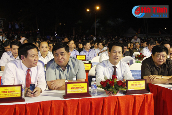 xuan thanh bien hat chinh thuc khai truong mua du lich bien ha tinh