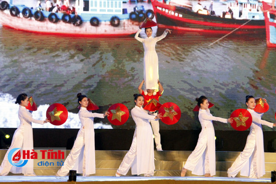 xuan thanh bien hat chinh thuc khai truong mua du lich bien ha tinh