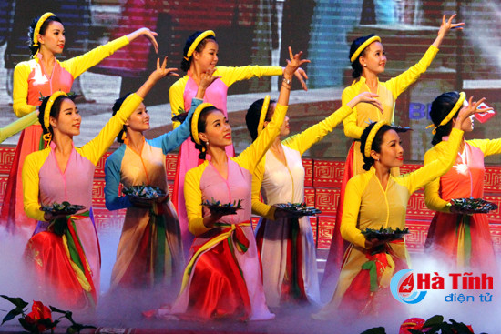 nhieu ca si noi tieng trinh dien tai dem khai truong du lich bien ha tinh