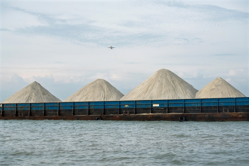 Một vài nước láng giềng đã "mệt mỏi" với việc làm nguồn cung cát cho Singapore trong công cuộc mở rộng diện tích của nước này. Indonesia, Malaysia và gần đây là Campuchia gần đã ngưng xuất khẩu cát cho Singapore và làm ảnh hưởng kế hoạch cải tạo đất tại đây. Trong 10 năm trở lại đây, 67 triệu m3 cát đã được xuất từ Việt Nam sang Singapore. cong cuoc lap bien mo dat cua singapore