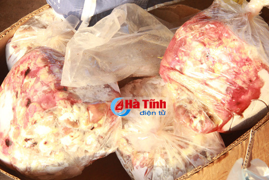 phat hien gan 1 2 tan thuc pham ban trong kho hop tac xa