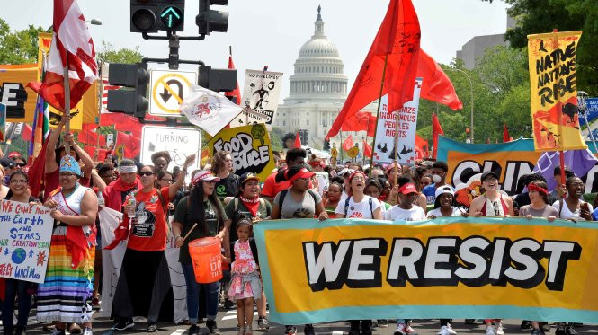 hang ngan nguoi bieu tinh phan doi ong trump