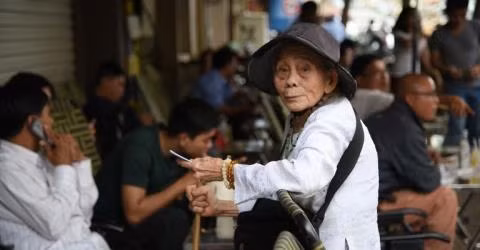 Tỷ lệ người già tại Việt Nam phải kiếm sống ngày càng gia tăng. Điều này đang trở nên báo động khi dân số Việt Nam đang ở thời kỳ vàng. dan so viet nam chua giau da gia