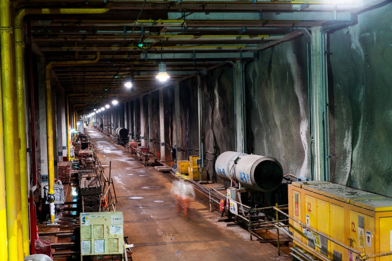 C.M. Wang, một giáo sư cơ khí tại Đại học Quốc gia Singapore, đã nảy ra ý tưởng biến mặt biển trở thành lợi thế của Singapore trong việc trở thành "trạm xăng của thế giới". "Các con tàu khởi hành từ Kênh đào Suez, lấy nhiên liệu từ đó và điểm tiếp theo chúng dừng tiếp nhiên liệu là Singapore", Wang nói. Vì vậy, ông đề xuất ý tưởng xây dựng những container khổng lồ trên biển để chứa dầu, vì nhiên liệu nhẹ hơn nước, chúng sẽ nổi. cong cuoc lap bien mo dat cua singapore