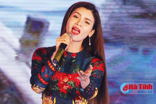 xuan thanh bien hat chinh thuc khai truong mua du lich bien ha tinh