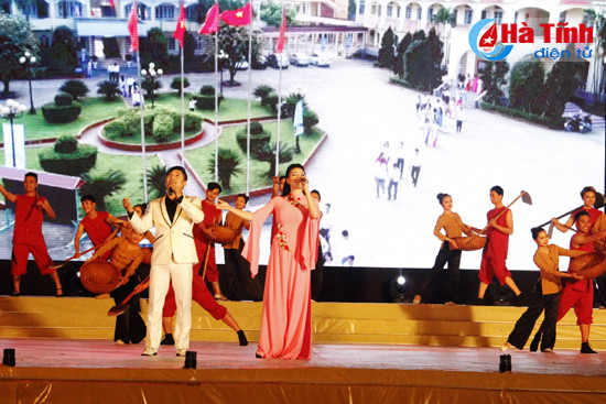 xuan thanh bien hat chinh thuc khai truong mua du lich bien ha tinh
