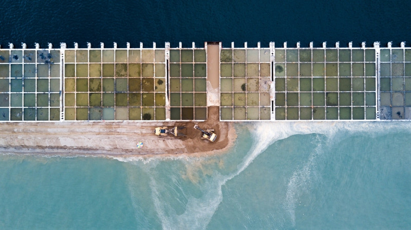 Với quốc gia có diện tích đứng thứ 192 thế giới, bằng 1/5 thành phố New York (Mỹ), thiếu đất là một nỗi lo luôn theo đuổi người Singapore. Từ khi trở thành một quốc gia độc lập cách đây 52 năm, Singapore đã tăng được diện tích đất của họ thêm 1/4, từ 580 km2 lên 717 km2. Đến năm 2030, chính phủ Singapore tham vọng sẽ mở rộng diện tích đất của họ lên 776 km2. Trong ảnh, dự án cải tạo đất để xây dựng siêu cảng Tuas nằm trên mặt nước. cong cuoc lap bien mo dat cua singapore