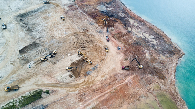 Không chỉ dầu, năm 2016, chính phủ Singapore đã cho lắp đặt những tấm pin mặt trời khổng lồ trên biển, bước đầu xây dựng một nhà máy điện nổi. cong cuoc lap bien mo dat cua singapore