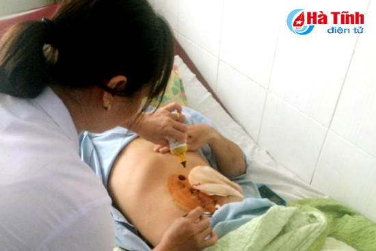 chu tiem cam do bi nhom thanh nien dung ma tau dam thung bung