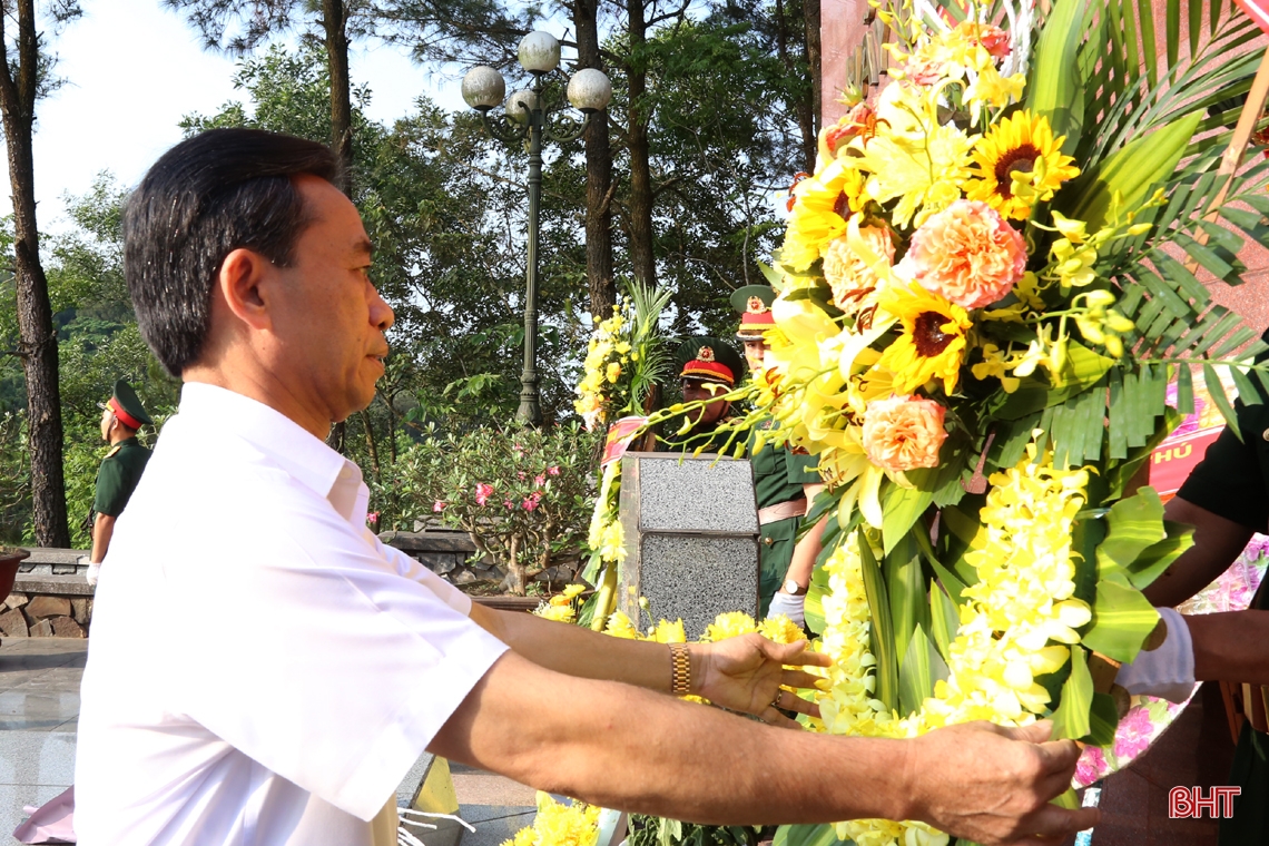 Lãnh đạo tỉnh dâng hương tưởng niệm 119 năm ngày sinh cố Tổng Bí thư Trần Phú