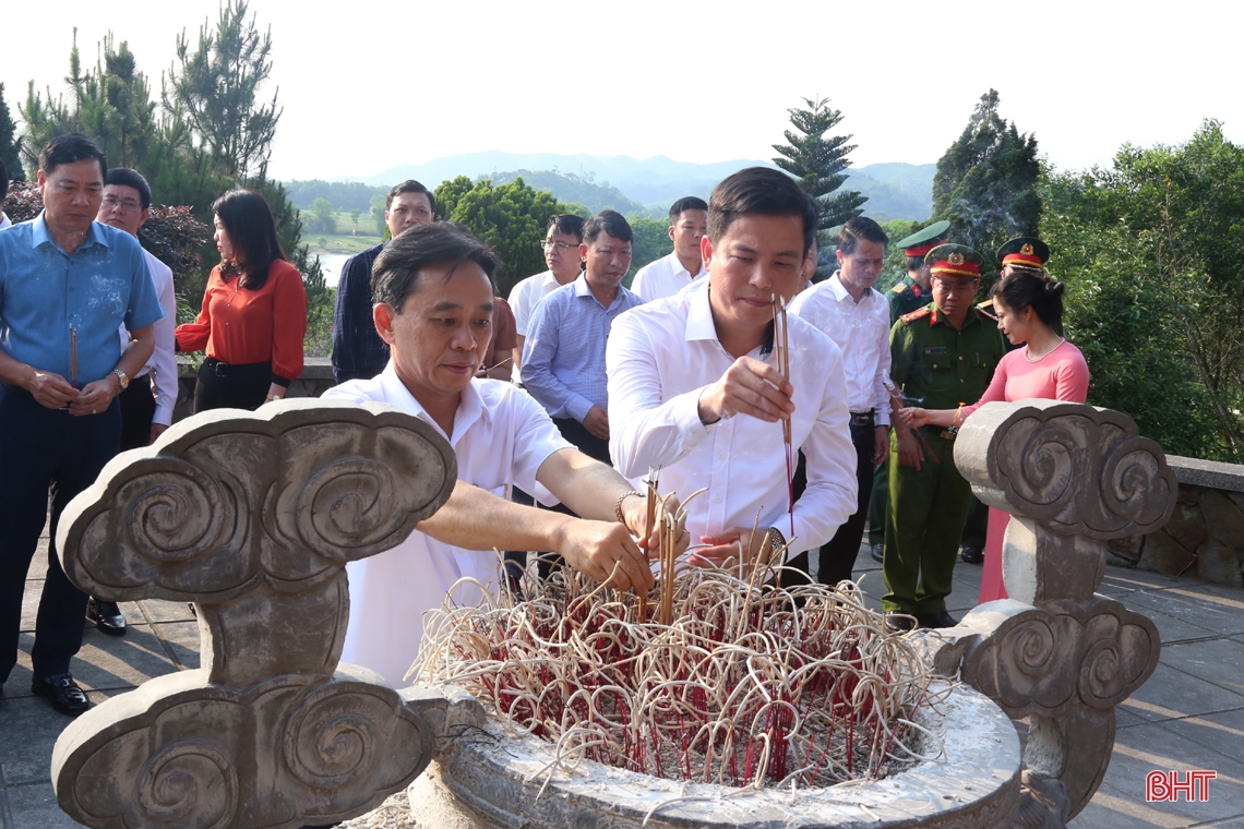 Lãnh đạo tỉnh dâng hương tưởng niệm 119 năm ngày sinh cố Tổng Bí thư Trần Phú