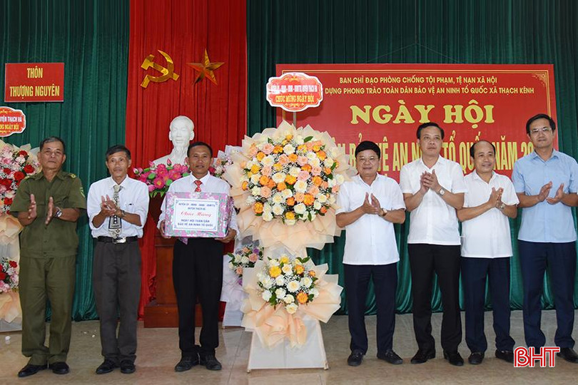 Lãnh đạo huyện Thạch Hà tặng hoa chúc mừng. DSC_s8771.jpg