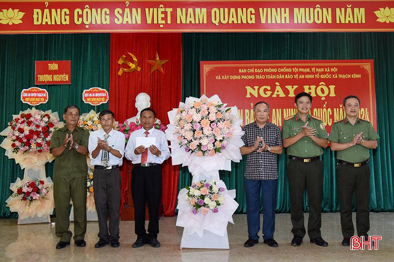 Trưởng ban Tổ chức Tỉnh ủy Võ Hồng Hải và đại diện Công an tỉnh tặng hoa chúc mừng thôn Thượng Nguyên. DSC_8768 copy.jpg