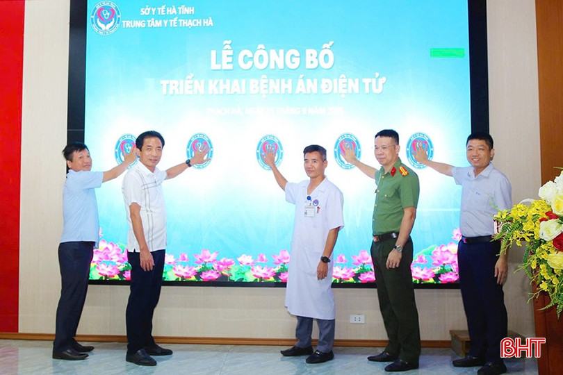 គណៈប្រតិភូបានធ្វើពិធីចុចប៊ូតុង ដើម្បីដាក់ពង្រាយកំណត់ត្រាវេជ្ជសាស្រ្តអេឡិចត្រូនិកនៅអង្គភាព។ bqbht_br_z7014552690966-c00e57e6f553aefe0809803234d2c2cc.jpg
