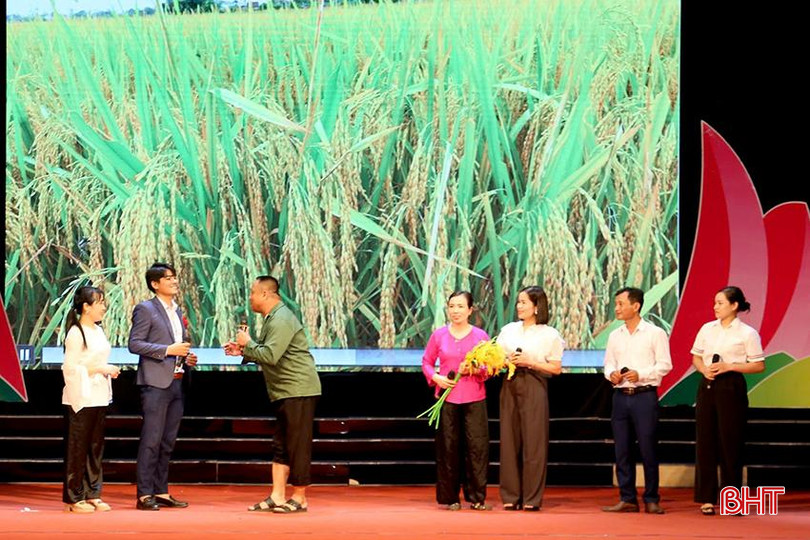 Hoạt cảnh "Ông cày, bà cấy" của đội thi xã Thạch Bình (TP Hà Tĩnh) với mục đích vận động người dân xây dựng mô hình trồng lúa theo hướng hữu cơ. ANhwe copy.jpg