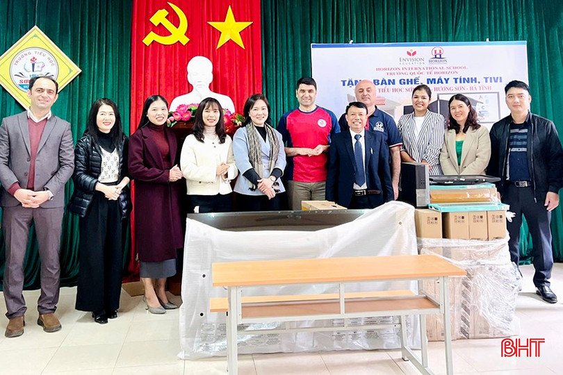 Đoàn trao 80 bộ bàn ghế, 1 chiếc tivi 65 inch và 10 bộ máy tính cho Trường Tiểu học Sơn Lâm (Hương Sơn). bqbht_br_9d772b1c-7edf-4678-8574-9e1665c700b1.jpg