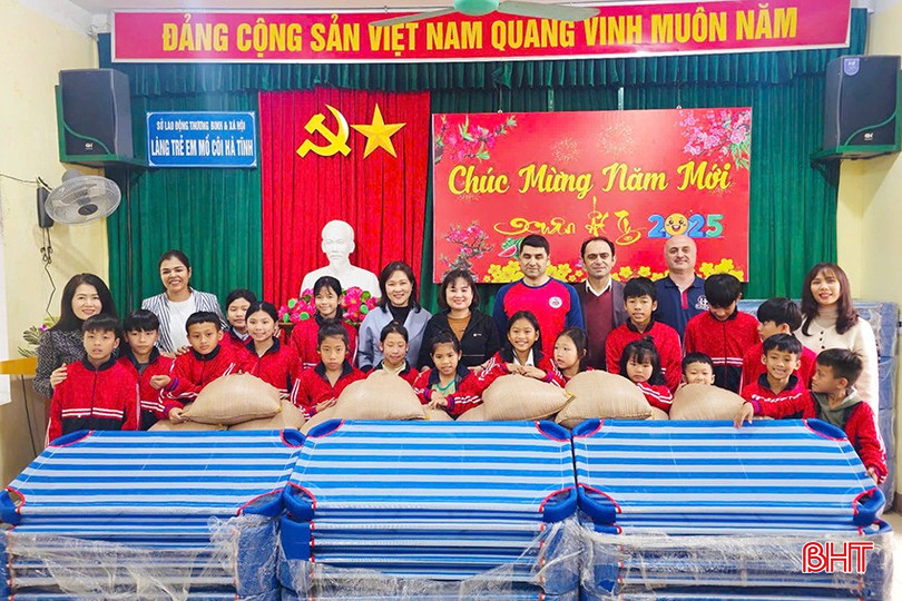 Ban Giám đốc, Hội đồng Trường song ngữ Quốc tế Horizon, đại diện Văn phòng Tỉnh ủy Hà Tĩnh trao tặng quà tại Làng trẻ em mồ côi hà Tĩnh. bqbht_br_29c7f2e5-ee9a-408b-9fe3-47f2af12ca8e.jpg