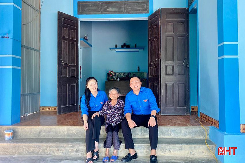 Bà Võ Thị Dung vui mừng bên ngôi nhà vừa được sơn sửa. anh 8a.jpg