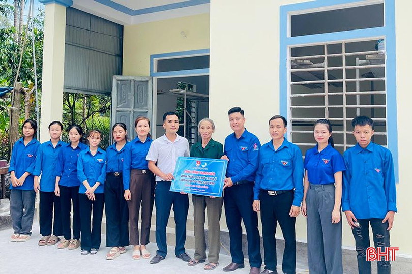 Tuổi trẻ Thạch Hà trao biểu trưng công trình thanh niên sửa chữa nhà ở cho bà Hà Thị Xuân. aaaanh 7.jpg
