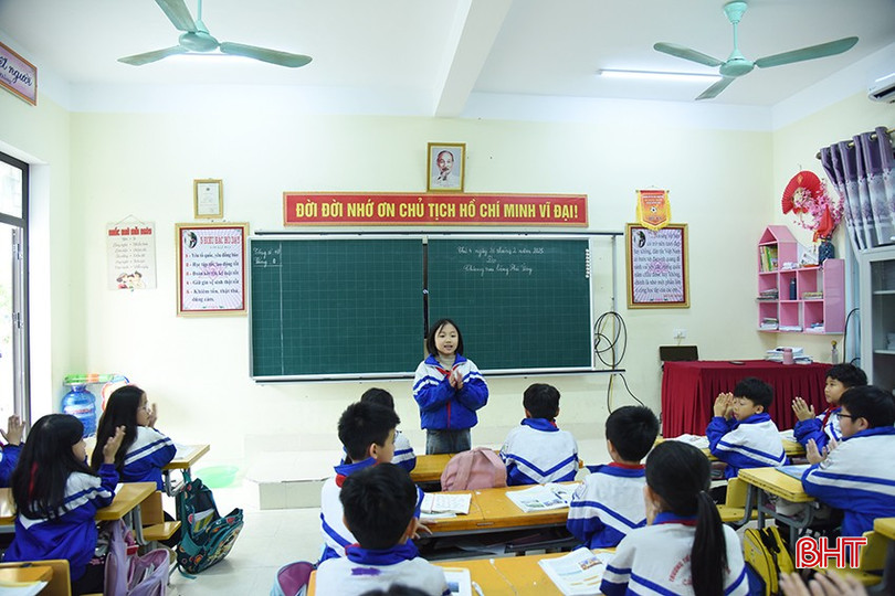 Nữ lớp trưởng Hà Vy điều hành giờ ngoại khóa ở lớp. bqbht_br_dsc-3707-copy.jpg