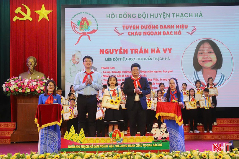 Hà Vy vinh dự là 1 trong 135 em học sinh ưu tú đại diện cho hơn 25.500 thiếu niên, nhi đồng toàn huyện và là 1 trong 16 gương mặt xuất sắc nhất huyện tham dự đại hội “Cháu ngoan Bác Hồ” cấp tỉnh. bqbht_br_ad.jpg