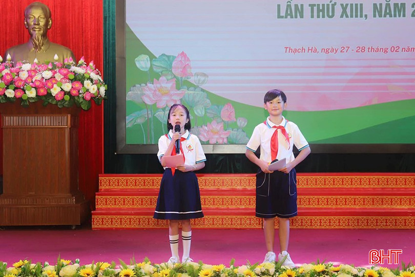 Hà Vy (bên trái) tham gia dẫn chương trình tại Đại hội Cháu ngoan Bác Hồ do Hội Đồng đội huyện Thạch Hà tổ chức. bqbht_br_ssss.jpg