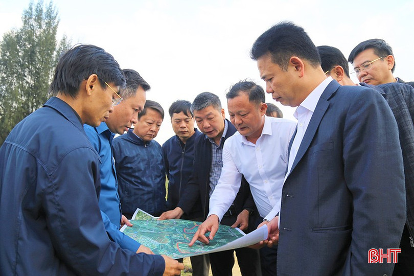 Chủ tịch UBND huyện Nguyễn Việt Hùng kiểm tra hệ thống tưới tiêu phục vụ sản xuất nông nghiệp và khảo sát, xác định những vị trí xung yếu, cần phải đầu tư, nâng cấp tại tuyến đê Hữu Nghèn. bqbht_br_473077564-8466885046744251-5261779263148909467-n.jpg