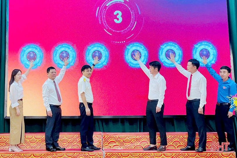 Xã Cẩm Xuyên ấn nút khởi động phát động "Ngày Chuyển đổi số quốc gia". bqbht_br_z7098604494279-bd153f17e0a0583d0fa9ea14153ec2c3.jpg