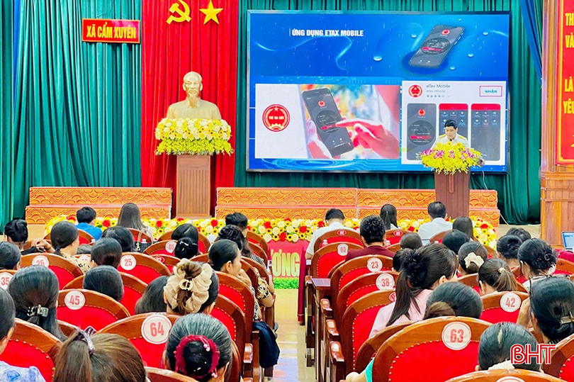 Cán bộ Thuế tỉnh Hà Tĩnh hướng dẫn người dân Cẩm Xuyên sử dụng ứng dụng eTax Mobile. bqbht_br_z7098604516546-90e6b731d8596f4dce957c664c6647ad.jpg