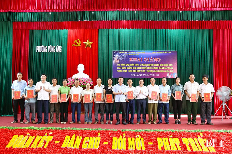 Lãnh đạo phường Vũng Áng trao quyết định thành lập tổ chuyển đổi số cộng đồng. bqbht_br_557743986-1783459675934101-2517697471861347670-n.jpg