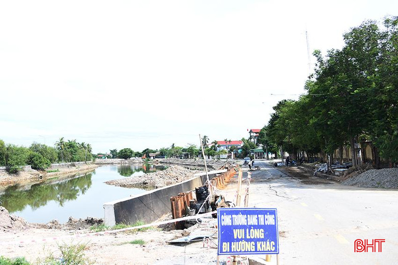 Từ khi thi công công hạng mục cải tạo, nạo vét kênh hồ điều hòa và xây dựng đường ống thu gom nước thải, các vết sụt lún và gồ ghề, vết nứt xuất hiện khiến bà con lo lắng. DSC_9898 copy.jpg