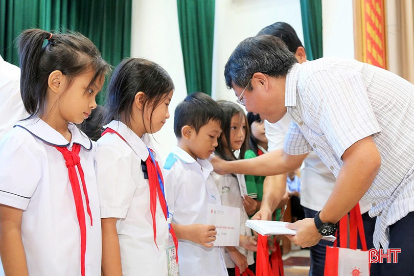 Phó Chủ tịch UBND tỉnh Dương Tất Thắng trao quà và động viên các em học sinh. bqbht_br_z7003377139832-b823a1d0d0731c6fbec13f3a0b963577.jpg