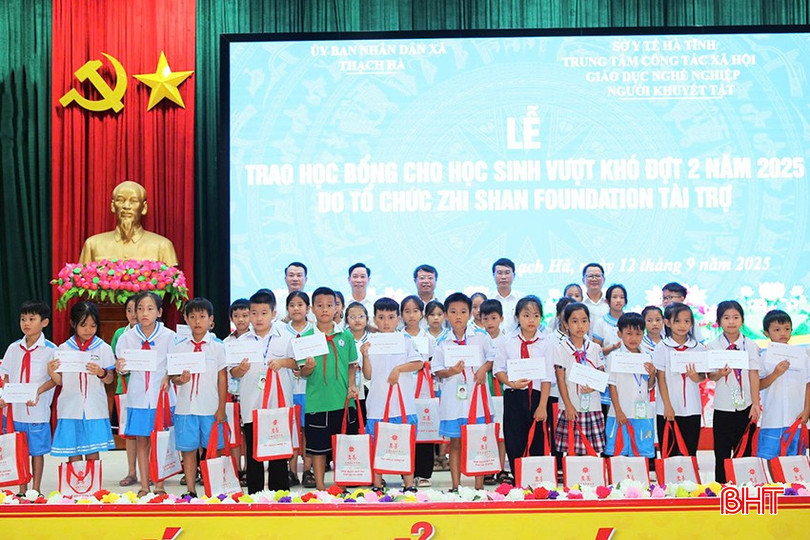 Phó Chủ tịch UBND tỉnh Dương Tất Thắng, lãnh đạo Sở Y tế, đại diện Zhishan Foundation tại Việt Nam trao học bổng và quà cho các em học sinh. bqbht_br_z7003377217927-e425a8af94f0a4910df5d50da08ad953.jpg