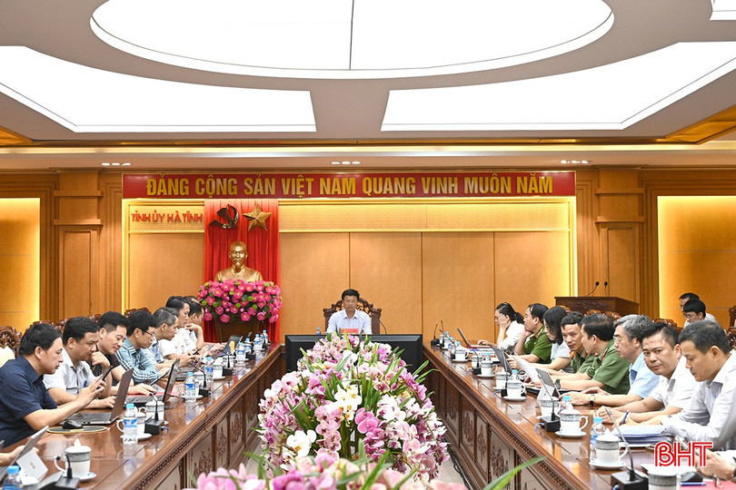 Chánh Văn phòng Tỉnh ủy Phan Duy Vĩnh điều hành điểm cầu tỉnh. bqbht_br_dsc-8d044.jpg