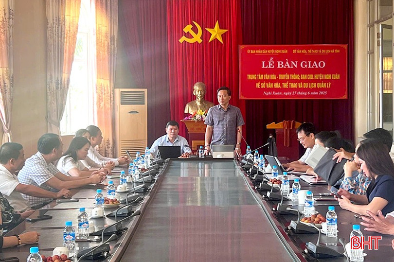 Sở VH-TT&DL tiếp nhận nguyên trạng 12 trung tâm văn hóa - truyền thông cấp huyện, 2 ban quản lý du lịch. (Trong ảnh: Tiếp nhận bàn giao Trung tâm Văn hóa - truyền thông huyện Nghi Xuân). bqbht_br_z6748731157270-9e38464cf1c9c62cd8695fe2539449cc.jpg