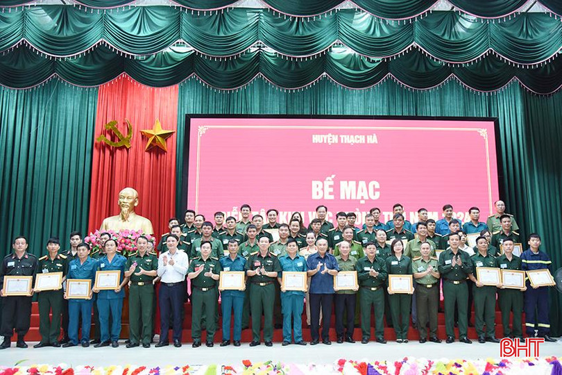 Tại buổi bế mạc, Chủ tịch UBND huyện Thạch Hà đã khen thưởng 12 tập thể, 40 cá nhân có thành tích xuất sắc trong quá trình diễn tập. zDSC_9590.jpg