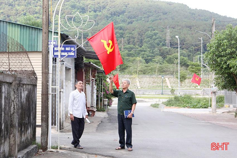 Đến nay trên 95% hệ thống đường giao thông của tổ dân phố 4 đã được nâng cấp mở rộng, rải thảm nhựa, lắp đèn chiếu sáng đảm bảo các tiêu chí sáng, xanh, sạch, đẹp. AaNh 1111.jpg