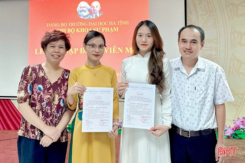 Khánh Huyền (áo dài trắng) cùng thầy cô giáo và bạn trong Khoa Sư phạm tại lễ kết nạp Đảng. bqbht_br_m2-copy.jpg