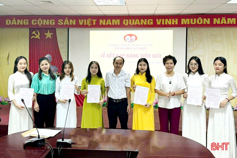 Mỗi sinh viên, học sinh được kết nạp Đảng tại trường là nnhững cá nhân ưu tú trong tập thể lớp, khoa. bqbht_br_am1.jpg