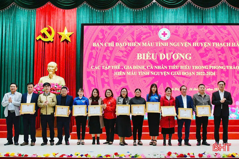 Đại diện Đoàn xã Thạch Liên (thứ 5 từ phải sang) nhận giấy khen vì thành tích tiêu biểu trong phong trào hiến máu giai đoạn 2022 - 2024. bqbht_br_dd.jpg