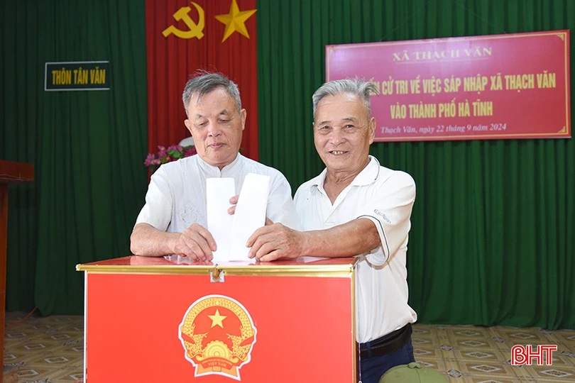 Cử tri thôn Tân Văn (xã Thạch Văn) phấn khởi bỏ phiếu.